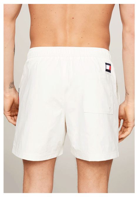 Costume Tommy Jeans Slim Fit Medium Drawstring Flag Bianco Uomo TOMMY HILFIGER SWIMWEAR | Costumi | UM0UM02048-YBI